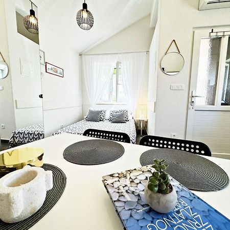 Studio Apartment Matoni Postira Exterior photo