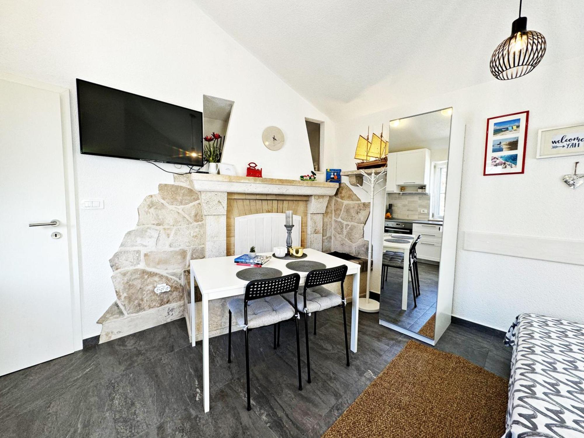Studio Apartment Matoni Postira Exterior photo
