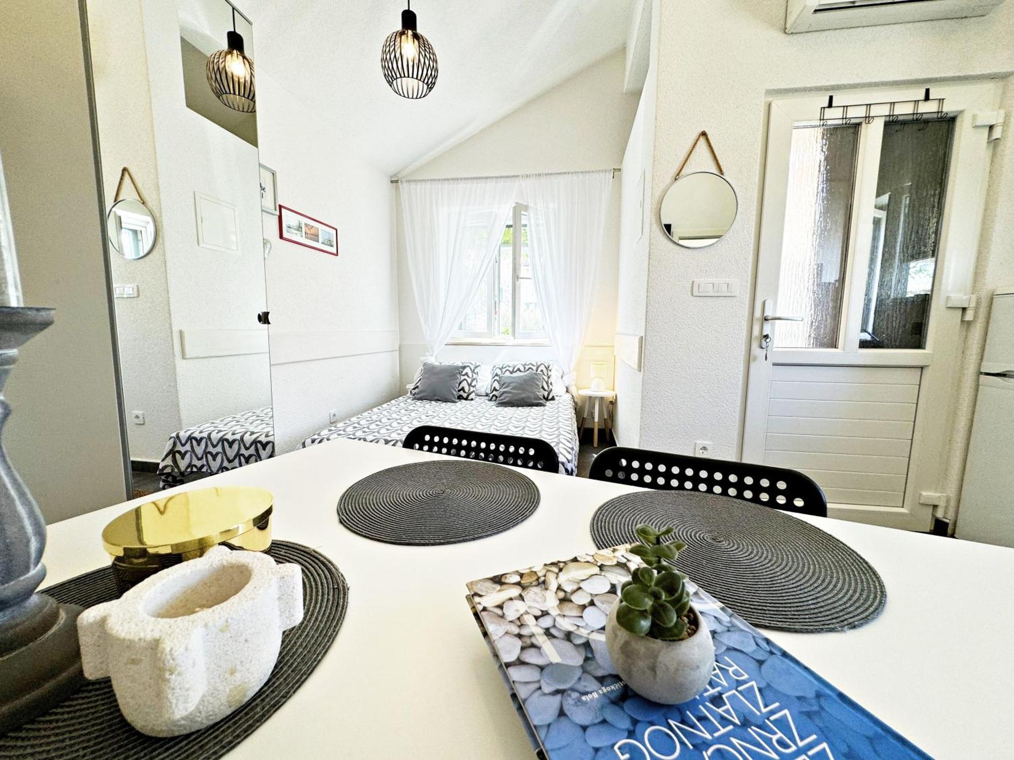 Studio Apartment Matoni Postira Exterior photo