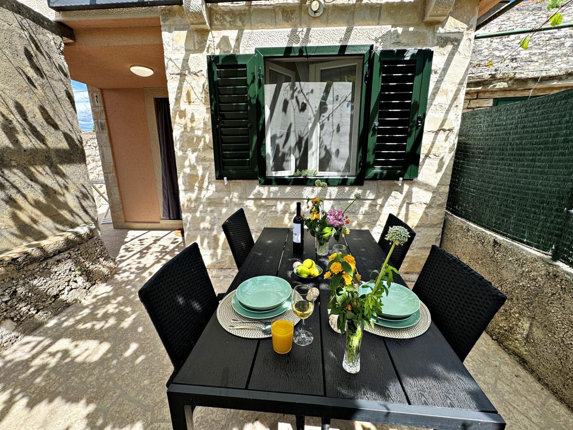 Studio Apartment Matoni Postira Exterior photo