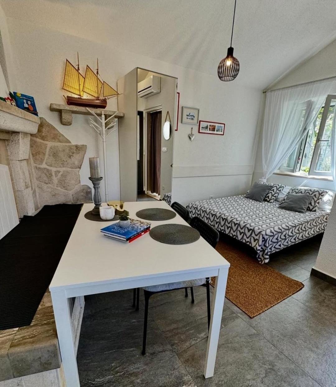 Studio Apartment Matoni Postira Exterior photo